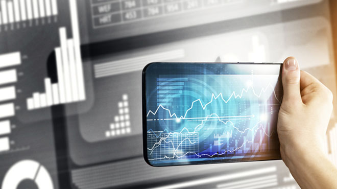 スマートフォンでレートを見ているイメージ画像