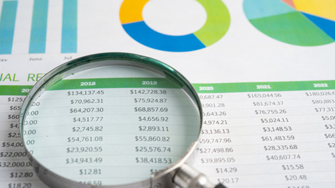 虫眼鏡を使ってデータを見ているイメージ画像