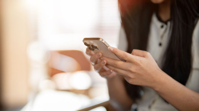 女性がスマートフォンを見ているイメージ画像