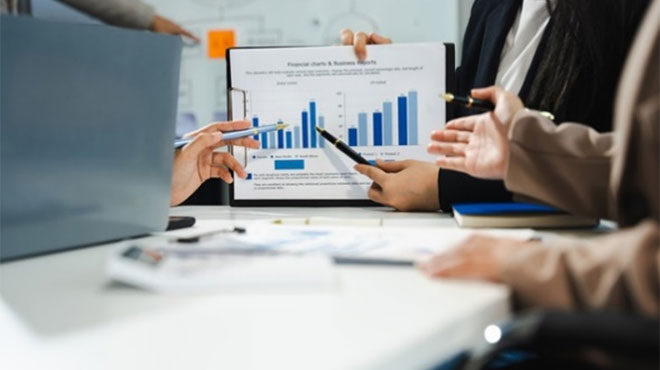 データを見ながら会議をするイメージ画像