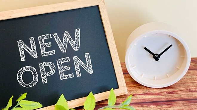 NEW OPENと書いてある黒板と時計のイメージ画像