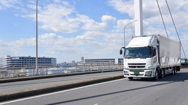道路を走る配送トラックのイメージ画像
