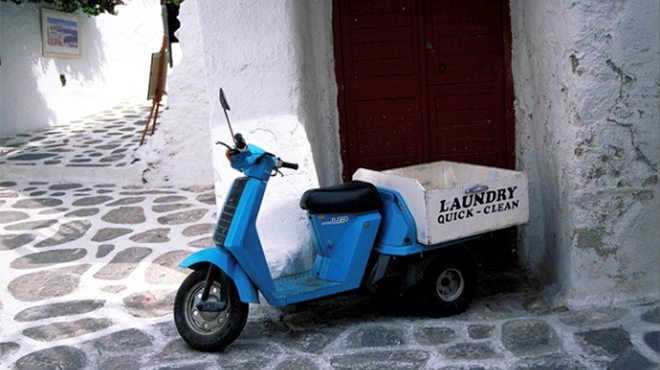 石畳に停められたカーゴバイクのイメージ画像