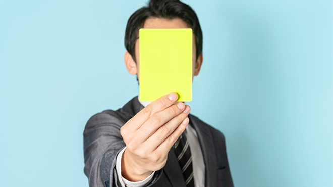 イエローカードを出す人のイメージ画像