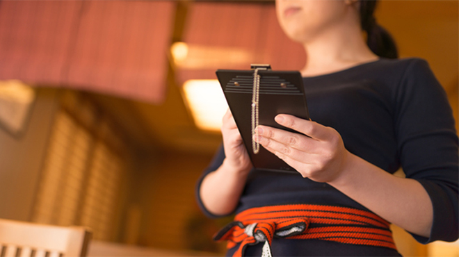 伝票を持つ従業員のイメージ画像