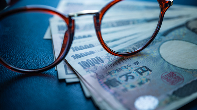 メガネと一万円札のイメージ画像