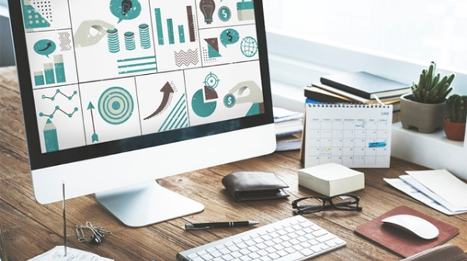 机上のデスクトップパソコンのイメージ画像