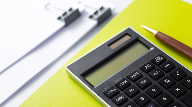 電卓と筆記用具のイメージ画像