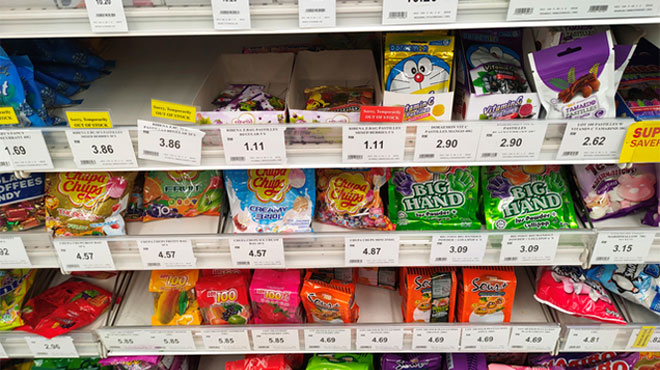 スーパーのお菓子の陳列棚のイメージ画像