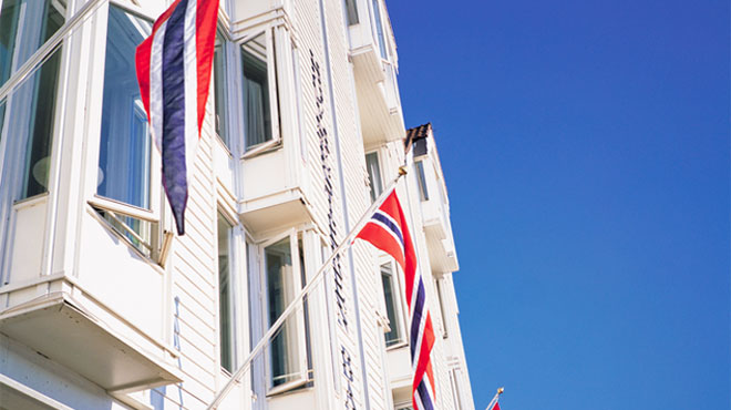 ノルウェー国旗を掲げている建物の一部のイメージ画像