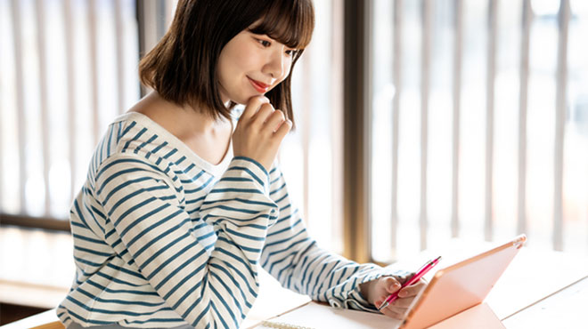 顎に手をあてて考える人物のイメージ画像