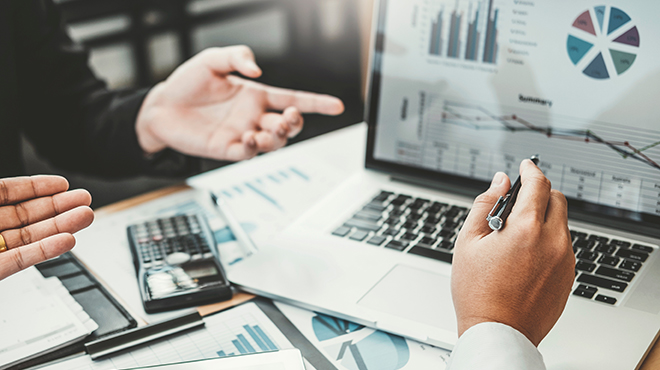 パソコンを見ながら分析しているイメージ画像