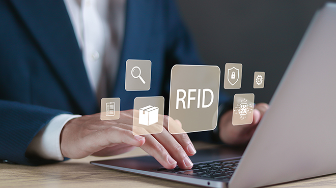 RFID導入の費用や仕組みについてノートパソコンで検索している様子