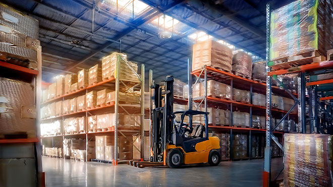 物流倉庫とキャリアカーのイメージ画像