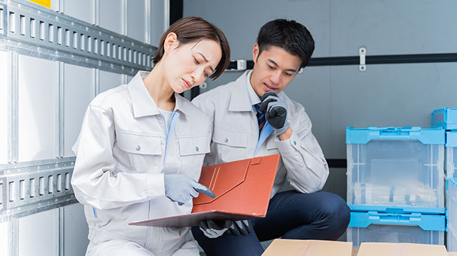 男女2人が倉庫内で試案しているイメージ画像