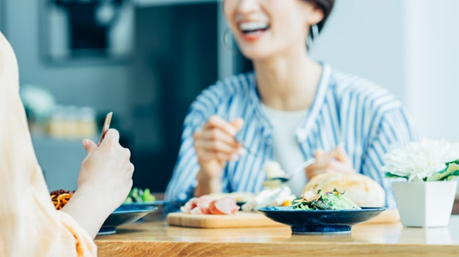 楽しそうに食事をしているカフェのイメージ画像