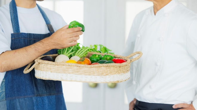 野菜を持った男性のイメージ画像