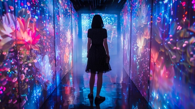 女性がイマーシブ体験をしているイメージ画像