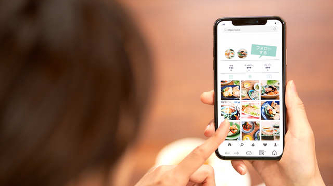 スマートフォンを操作するイメージ画像