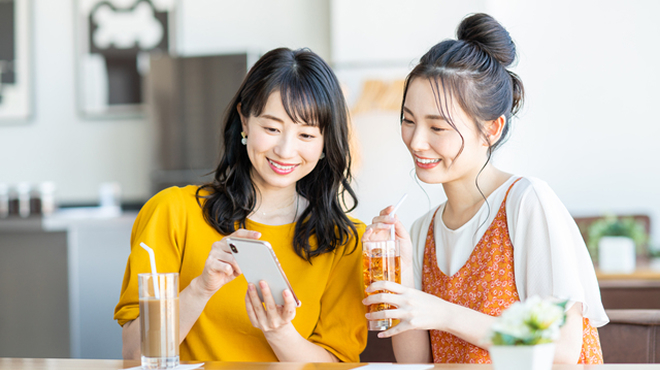 2人の女性がカフェで会話をするイメージ画像
