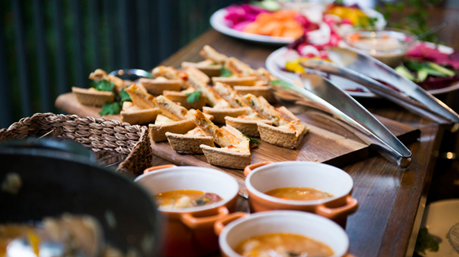 テーブルに料理が並んでいるイメージ画像