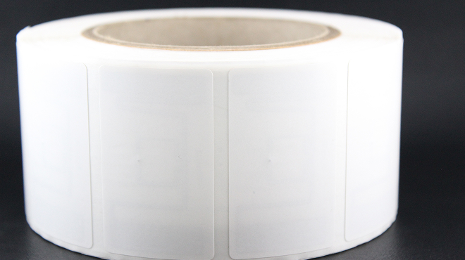 RFIDタグのロールが並び、印刷・発行に用いられる消耗材のクローズアップ