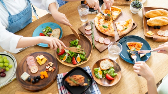 テーブルに料理が並んでいるイメージ画像