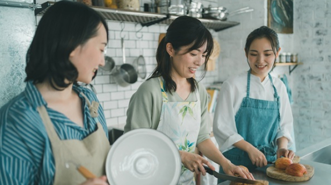 3人の女性が料理をしているイメージ画像