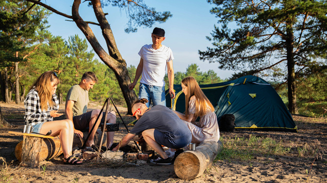 グループでキャンプをしているイメージ画像