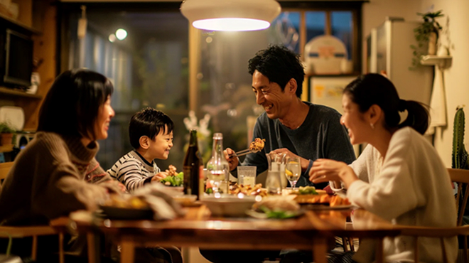 家族と夕食を囲む製造業従事者