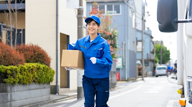 荷物を運ぶ配送員のイメージ画像