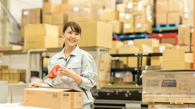 作業所で荷物を梱包する作業員のイメージ画像