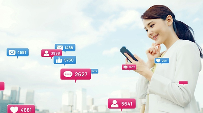 SNSを利用する女性のイメージ画像