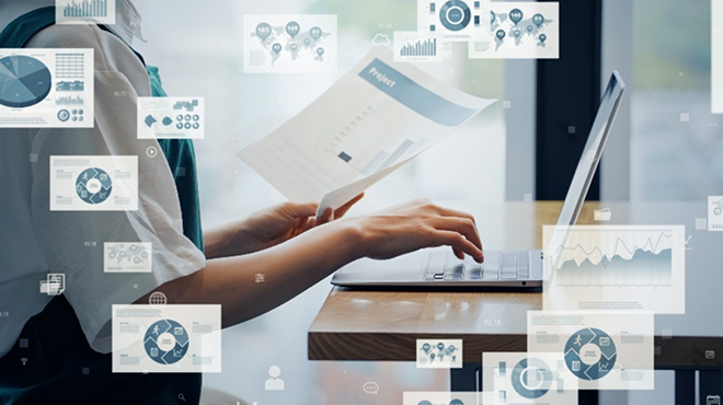 パソコンで計画作成をしているイメージ画像