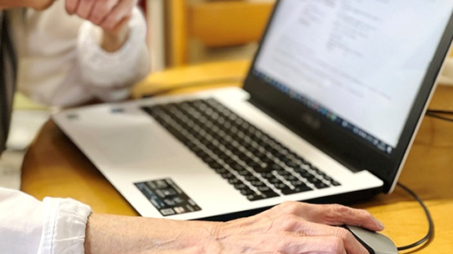 インターネットを閲覧するイメージ画像