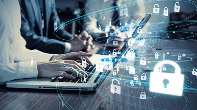 パソコンを操作してセキュリティを管理しているイメージ画像