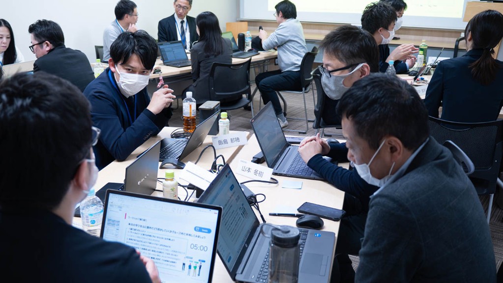 議論している様子の画像①