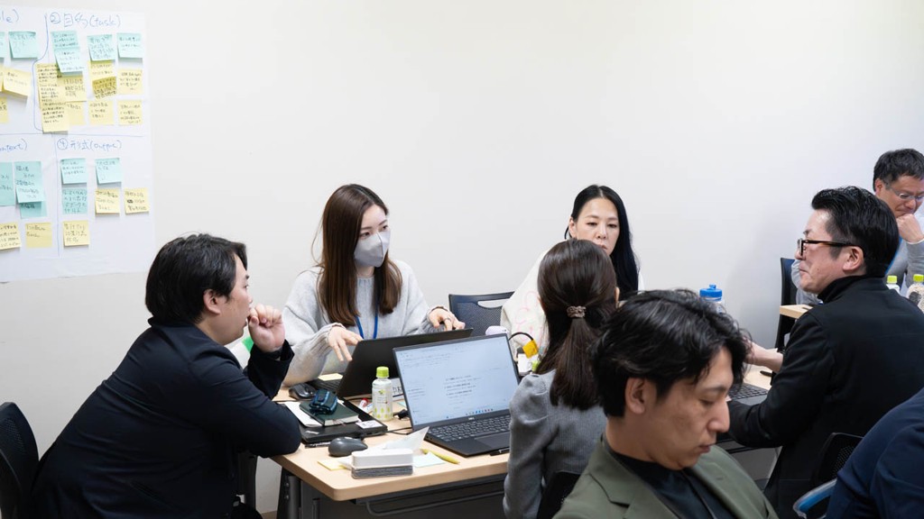 議論している様子の画像②