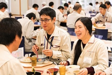 昼食は食堂で同僚と和気あいあい