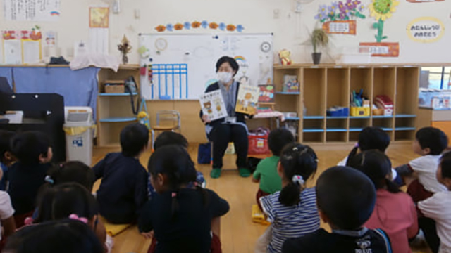 ボランティアによる読み聞かせの写真