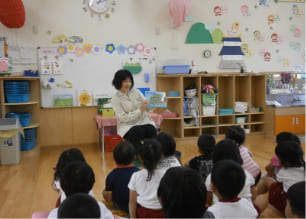 読み聞かせボランティア活動の様子