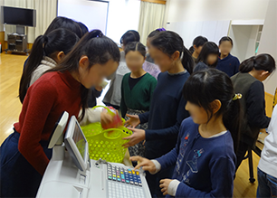 子供がレジに触れている写真