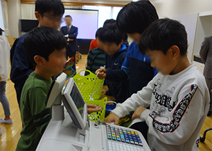 子供がバーコードを読み取っている写真