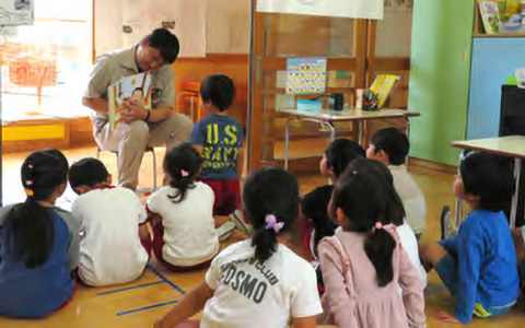幼稚園での読み聞かせ風景