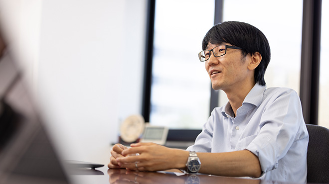 身振りを交えて話す佐々木氏
