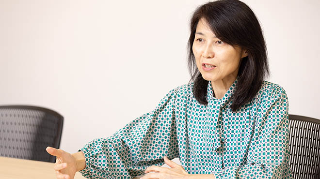 身振りを交えて話す梶原氏
