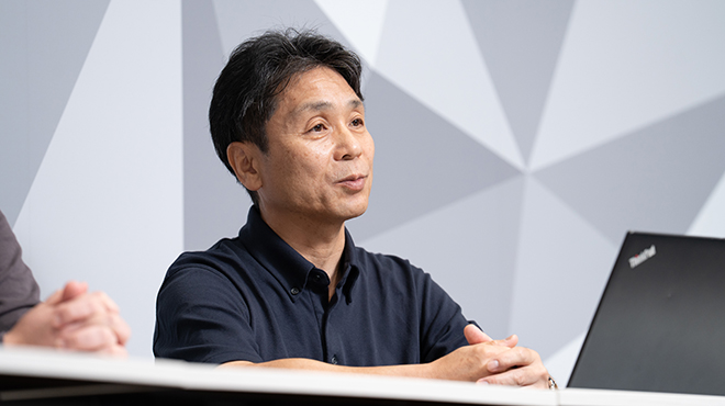 身振りを交えて話す青島氏