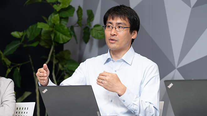 身振りを交えて話す関根氏
