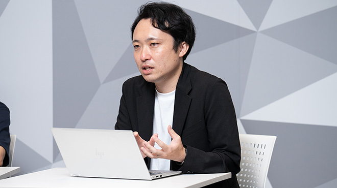 身振りを交えて話す齋藤氏