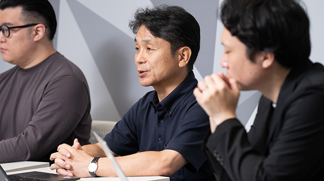 和気あいあいと様々な発話を行う、座談会参加者の図。